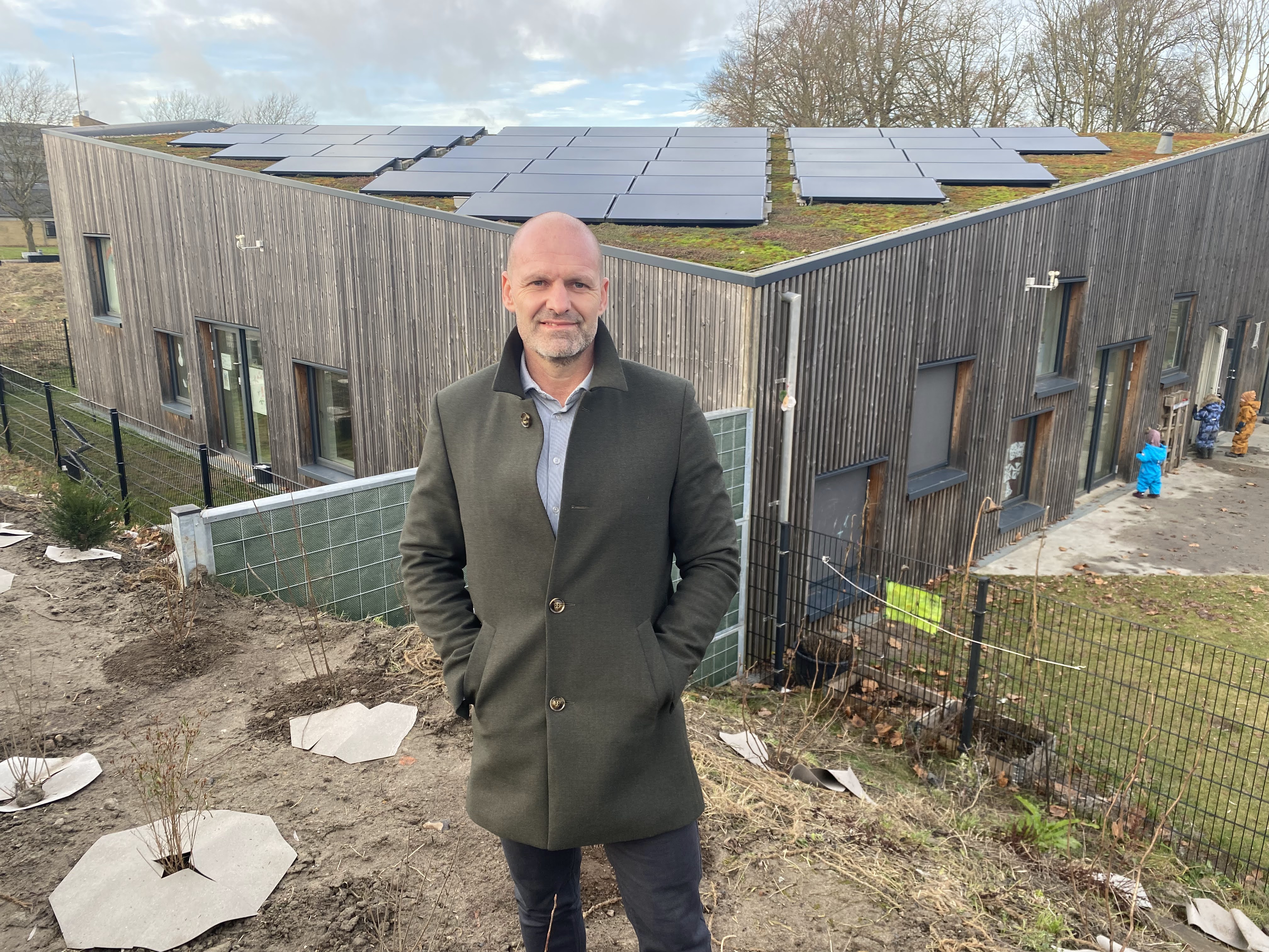 Peter Munk foran bygning med solceller