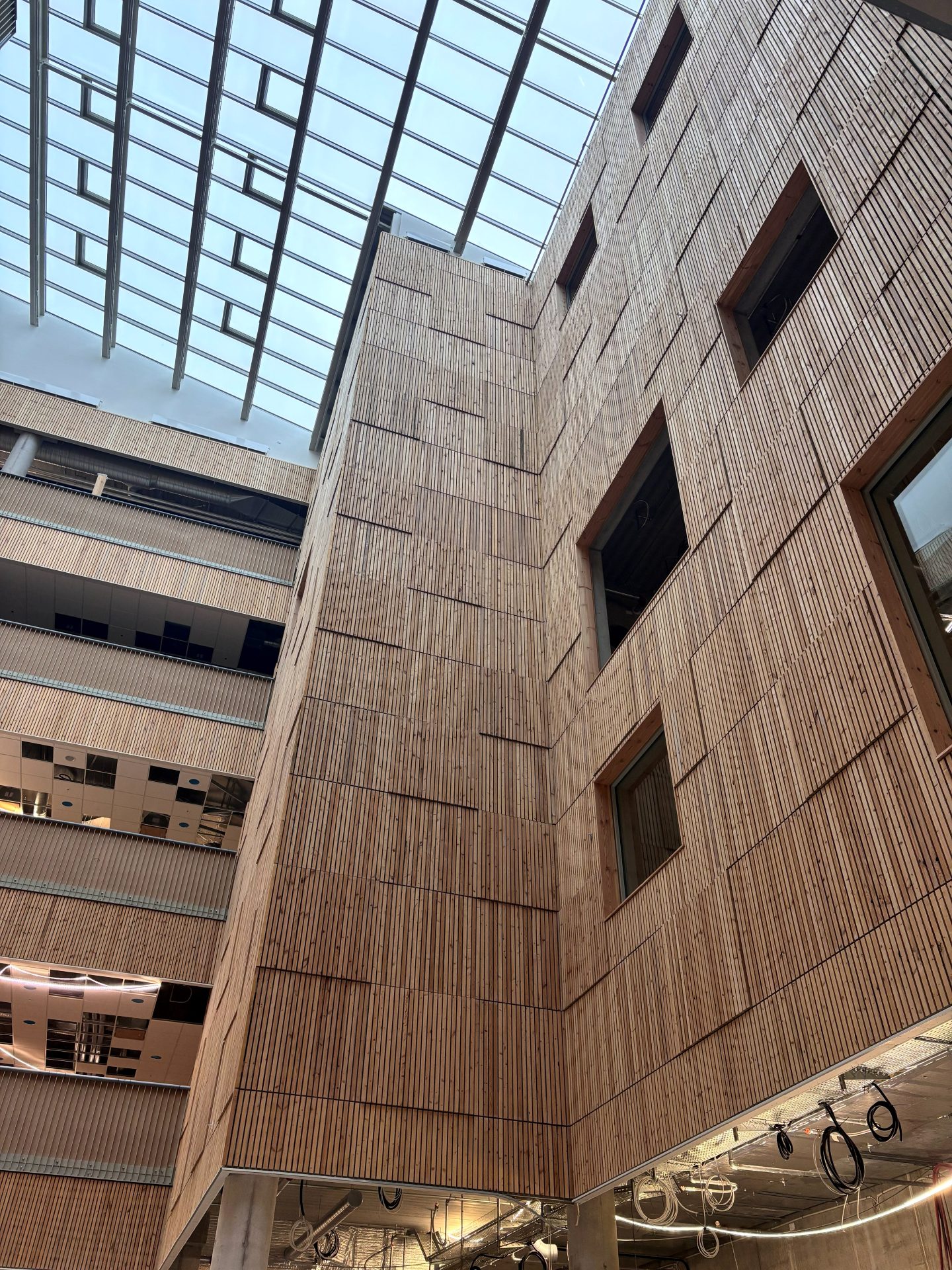 Indendørs atrium med trælameller og ovenlys